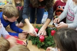 Adventkranzbinden in der 2b