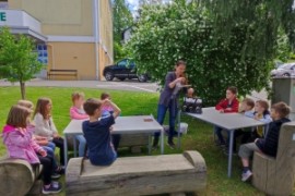 Kinder der 1.b basteln mit Weiden