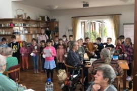 Osterbesuch der 1.b im Pflegeheim Gnesaha