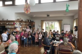 Osterbesuch der 1.b im Pflegeheim Gnesaha