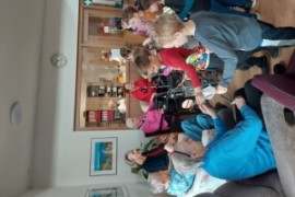 Osterbesuch der 1.b im Pflegeheim Gnesaha