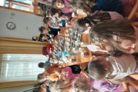 Osterbesuch der 1.b im Pflegeheim Gnesaha
