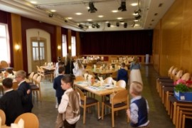 Erstkommunion: „Ich bin der Weinstock, ihr seid die Reben – Bleibt mit mir verbunden!“