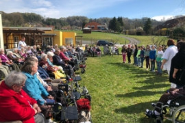 Osterbesuch der 2.b im Pflegeheim Gnesaha